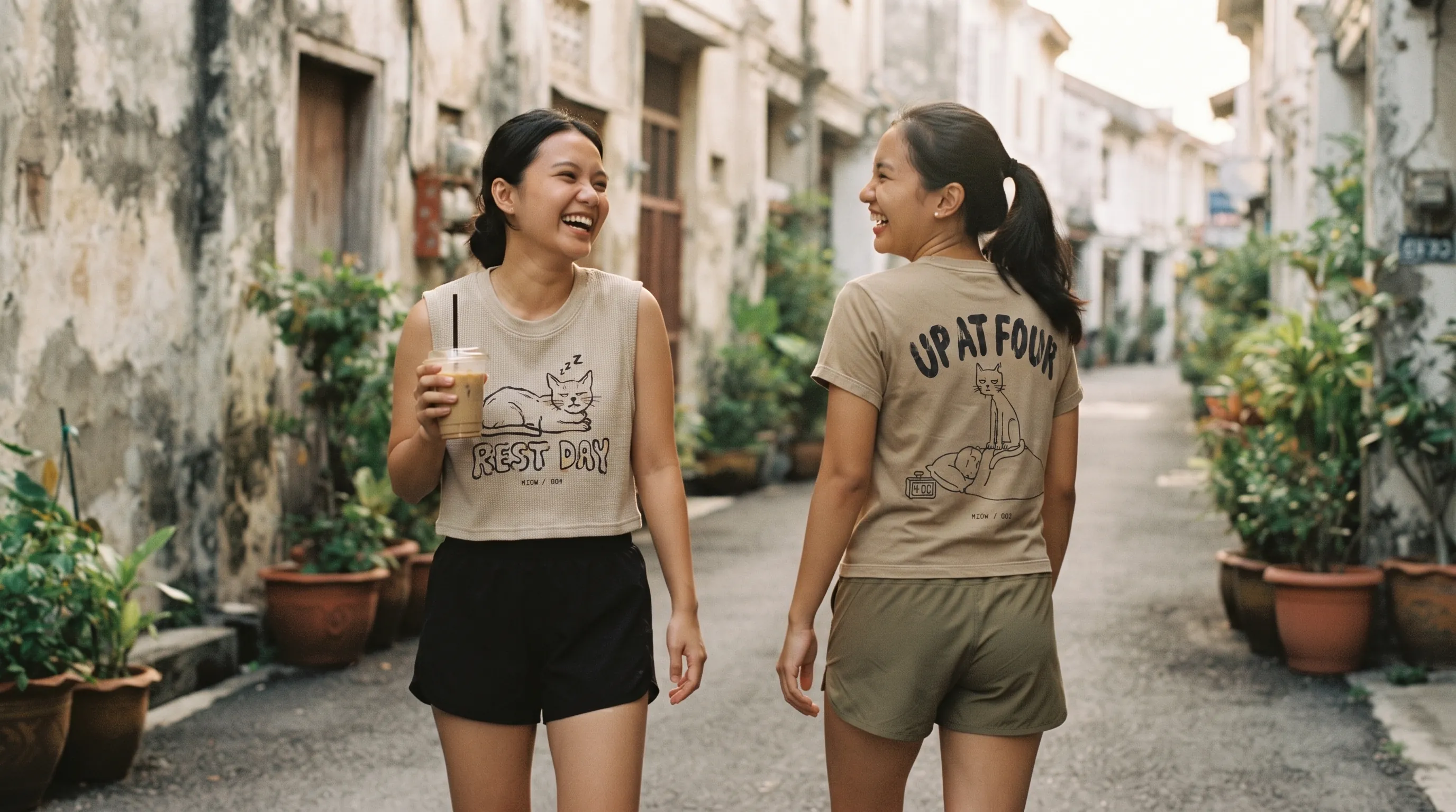 Dua pelari cewe, crop tank REST DAY dan fitted tee UP AT FOUR